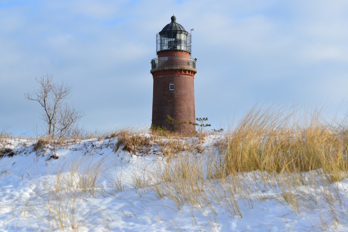 lighthouse_prerow_baltic_sea_winter_snow-909483